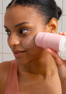 Application masque en stick à l'argile blanche La Rosée